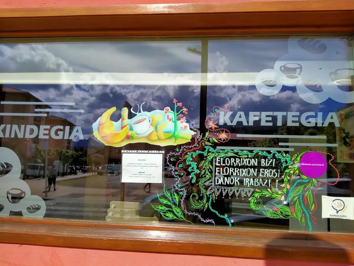 Fachada acristalada de Elorri Okindegi-Kafetegia en Elorrio
