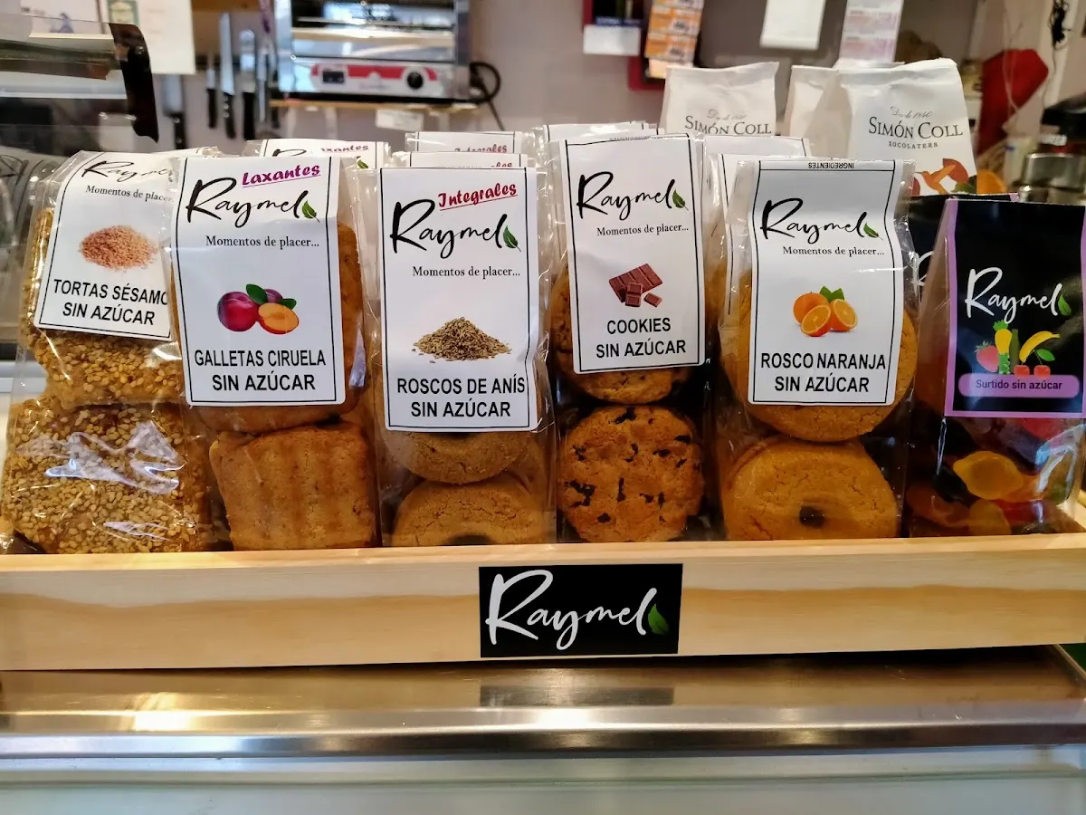 Galletas y otros productos envasados expuestos en el mostrador de Elorri Okindegi-Kafetegia