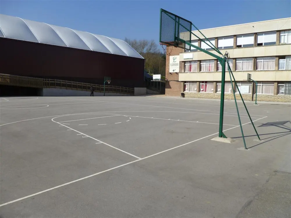 Exterior de ELORRIO IKASTETXEA con patio y cancha de baloncesto.