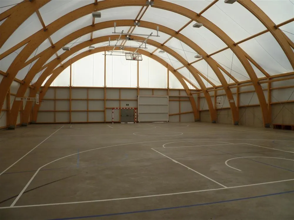 Cancha cubierta de ELORRIO IKASTETXEA con porterías y canasta.