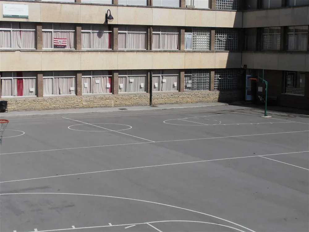 Patio de ELORRIO IKASTETXEA junto al edificio escolar.