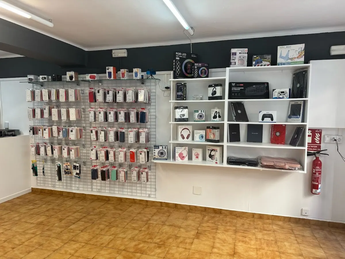 Accesorios y productos electrónicos expuestos en el interior de Elorrio Movil