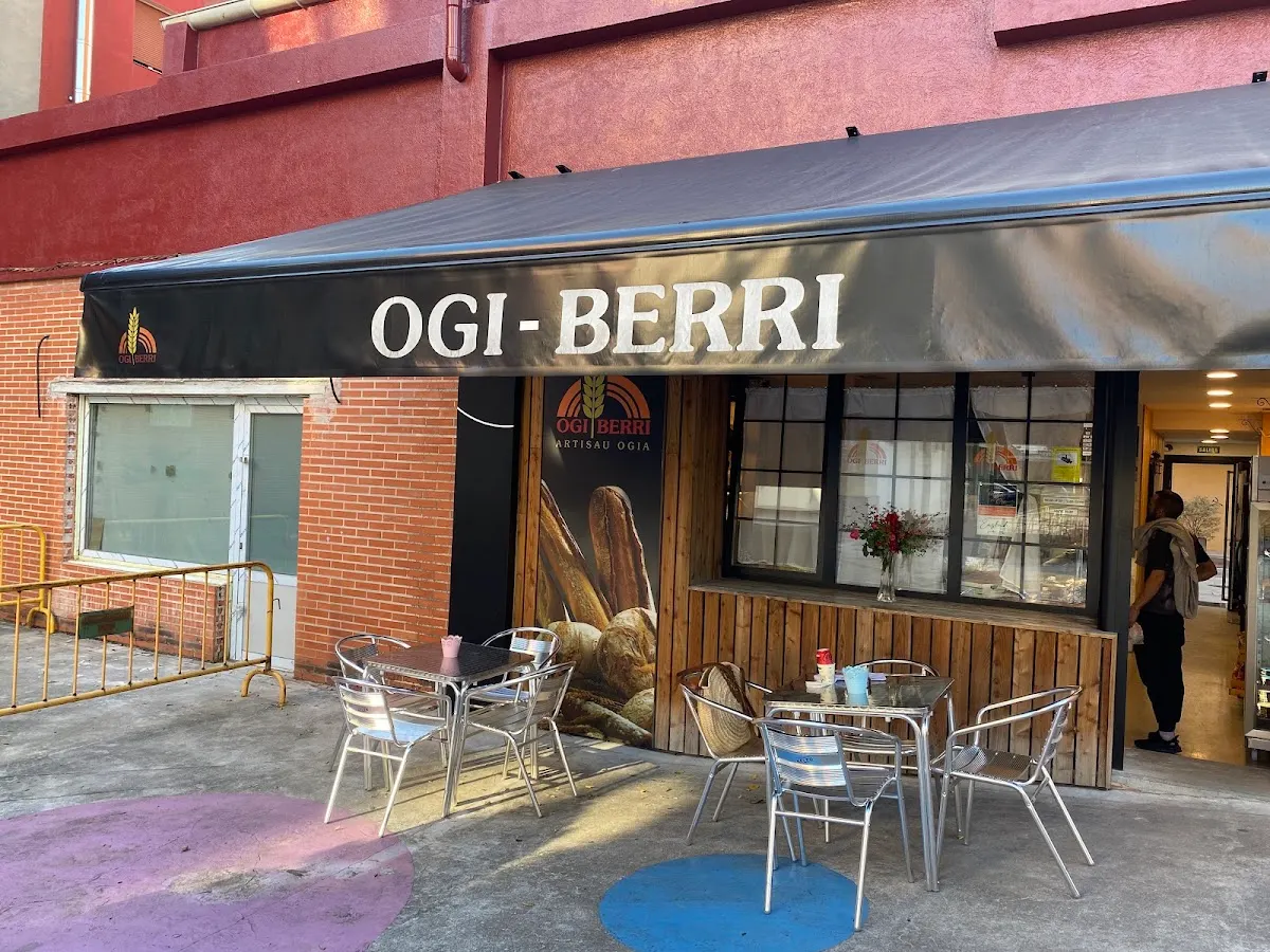 Exterior de Enxebre, con terraza y rótulo de panadería.