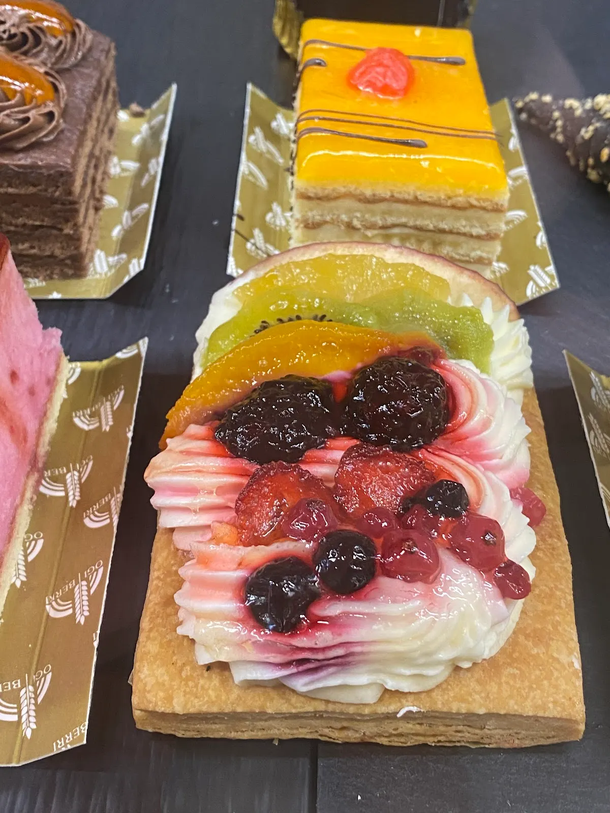 Pastel de frutas y otras piezas de repostería de Enxebre.