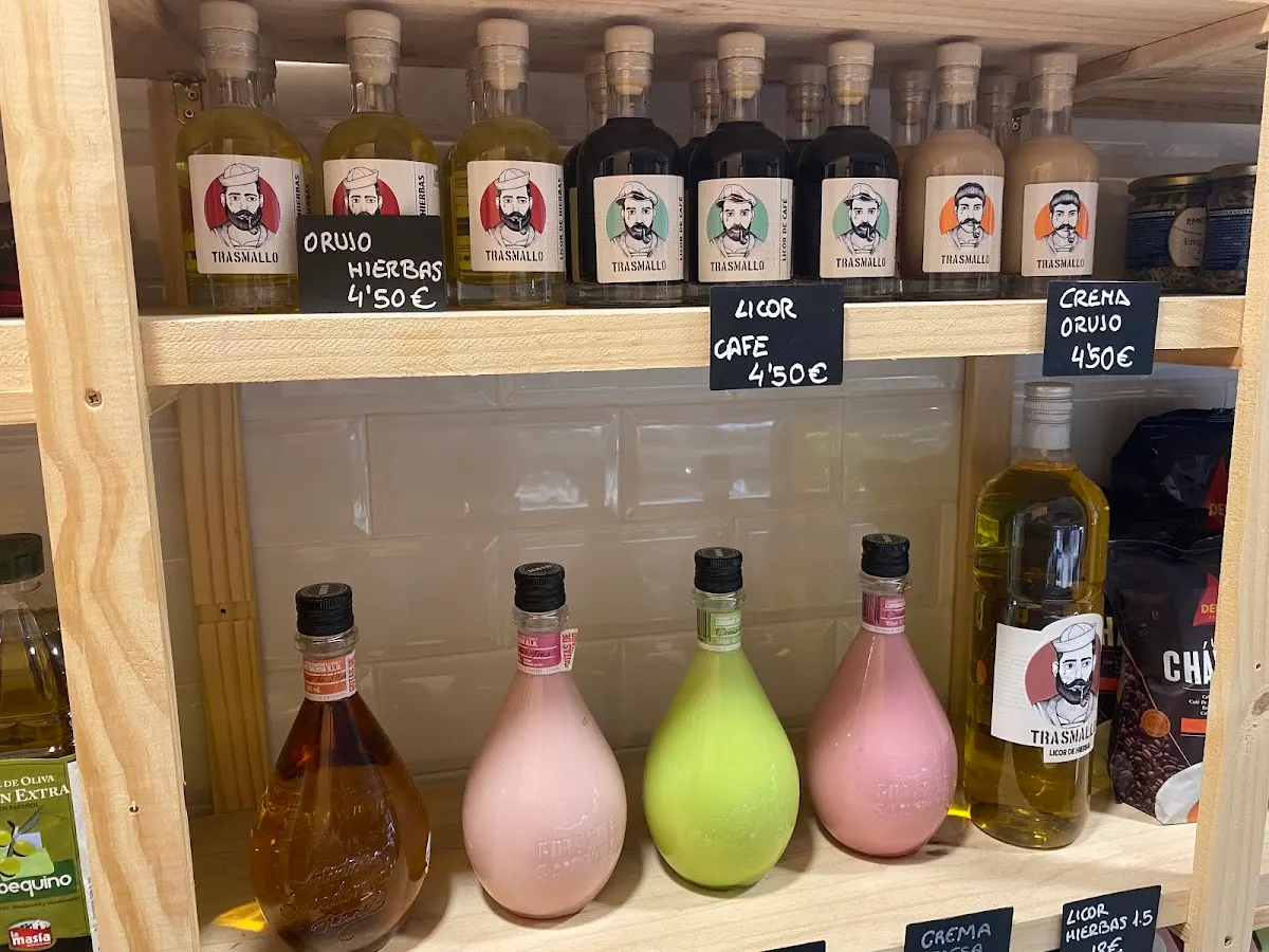 Botellas de licores expuestas en una estantería de Enxebre.
