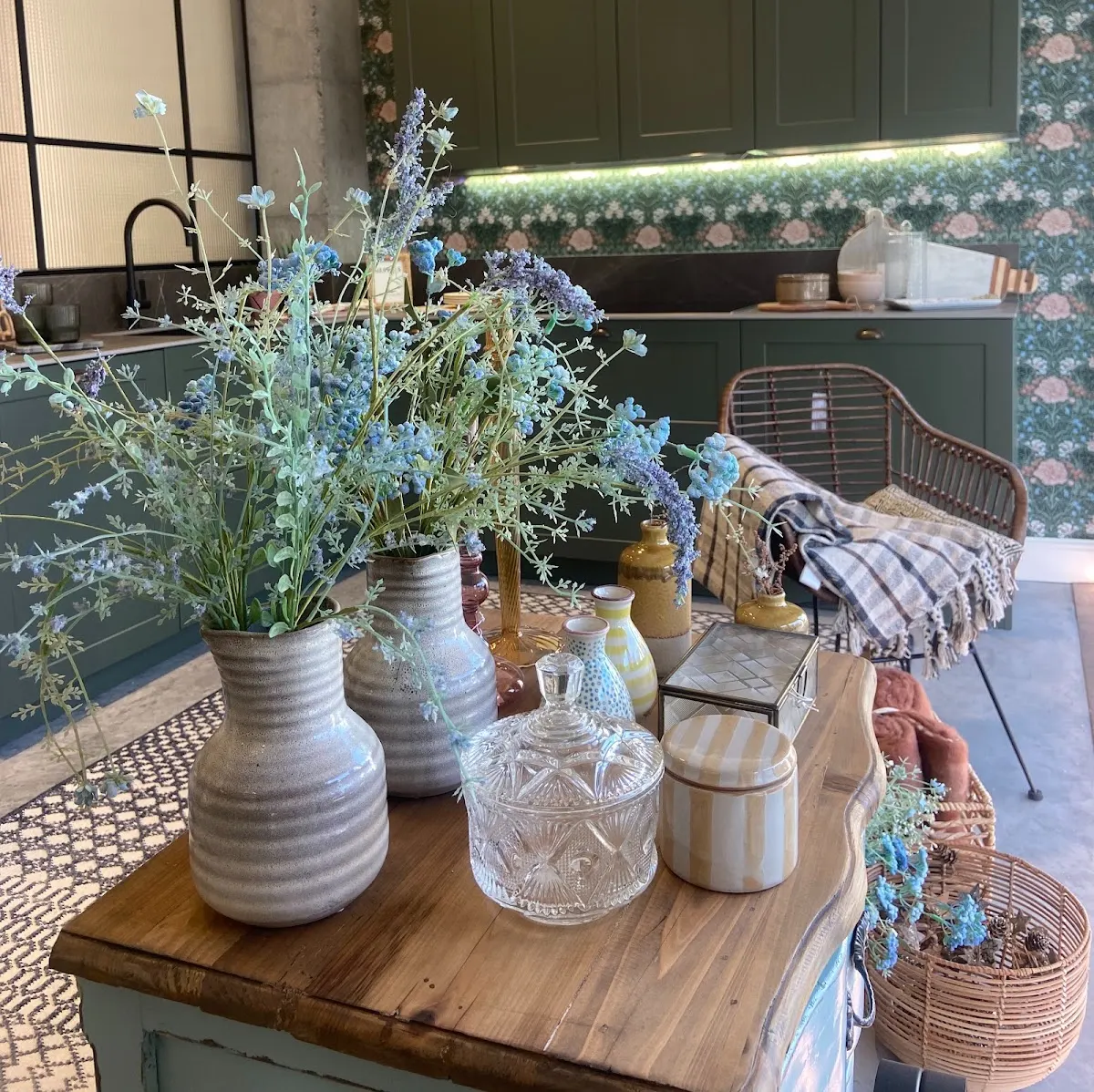 Jarrones, flores y objetos decorativos en un ambiente de cocina de Epoca Goro.