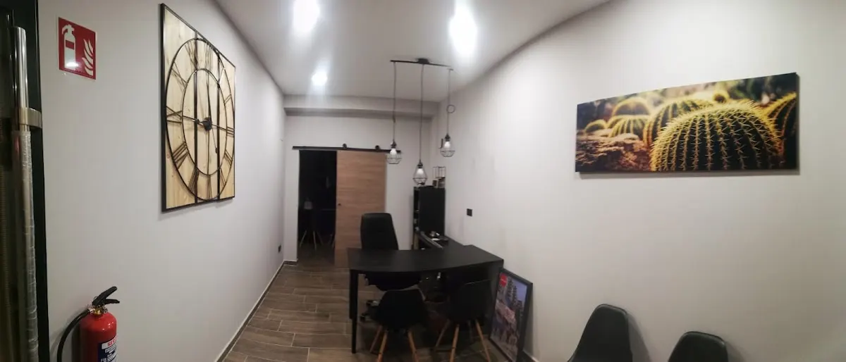 Interior de la oficina de Eratu Aholkularitza, con mesa de atención y sillas.