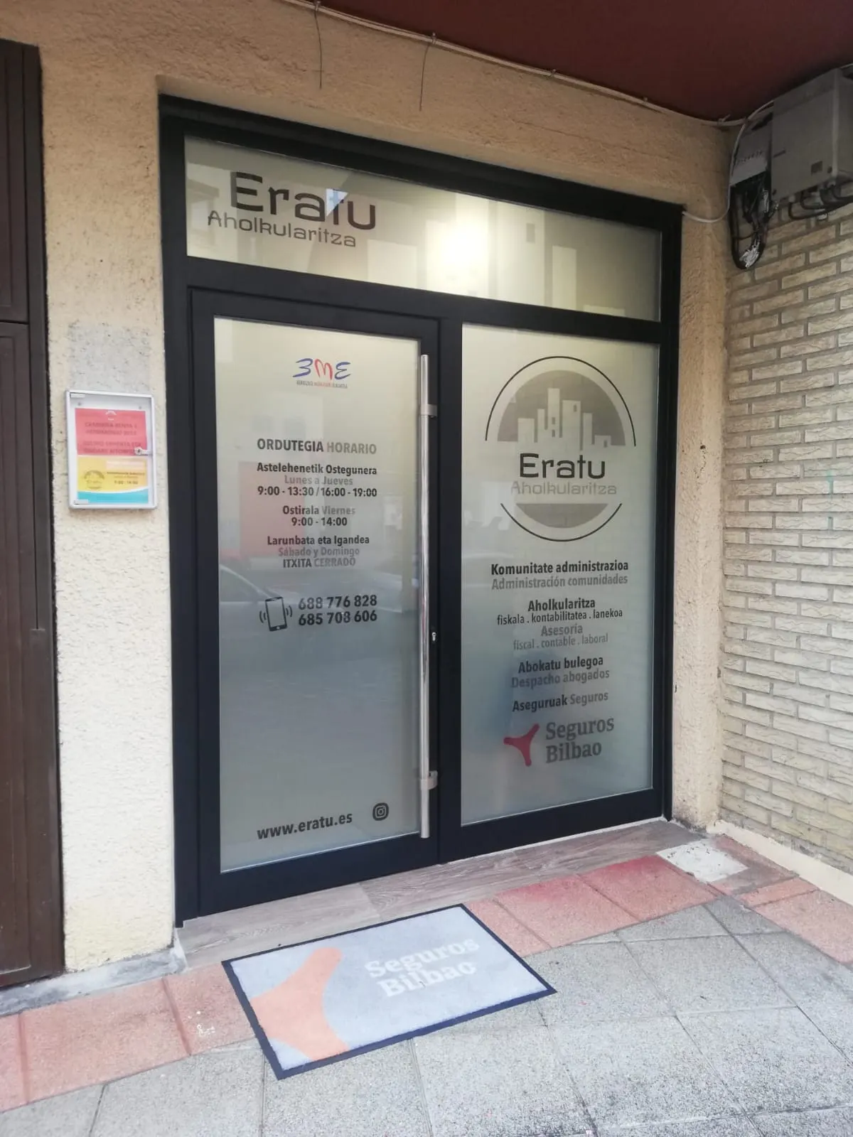 Entrada acristalada de Eratu Aholkularitza en Berriz.