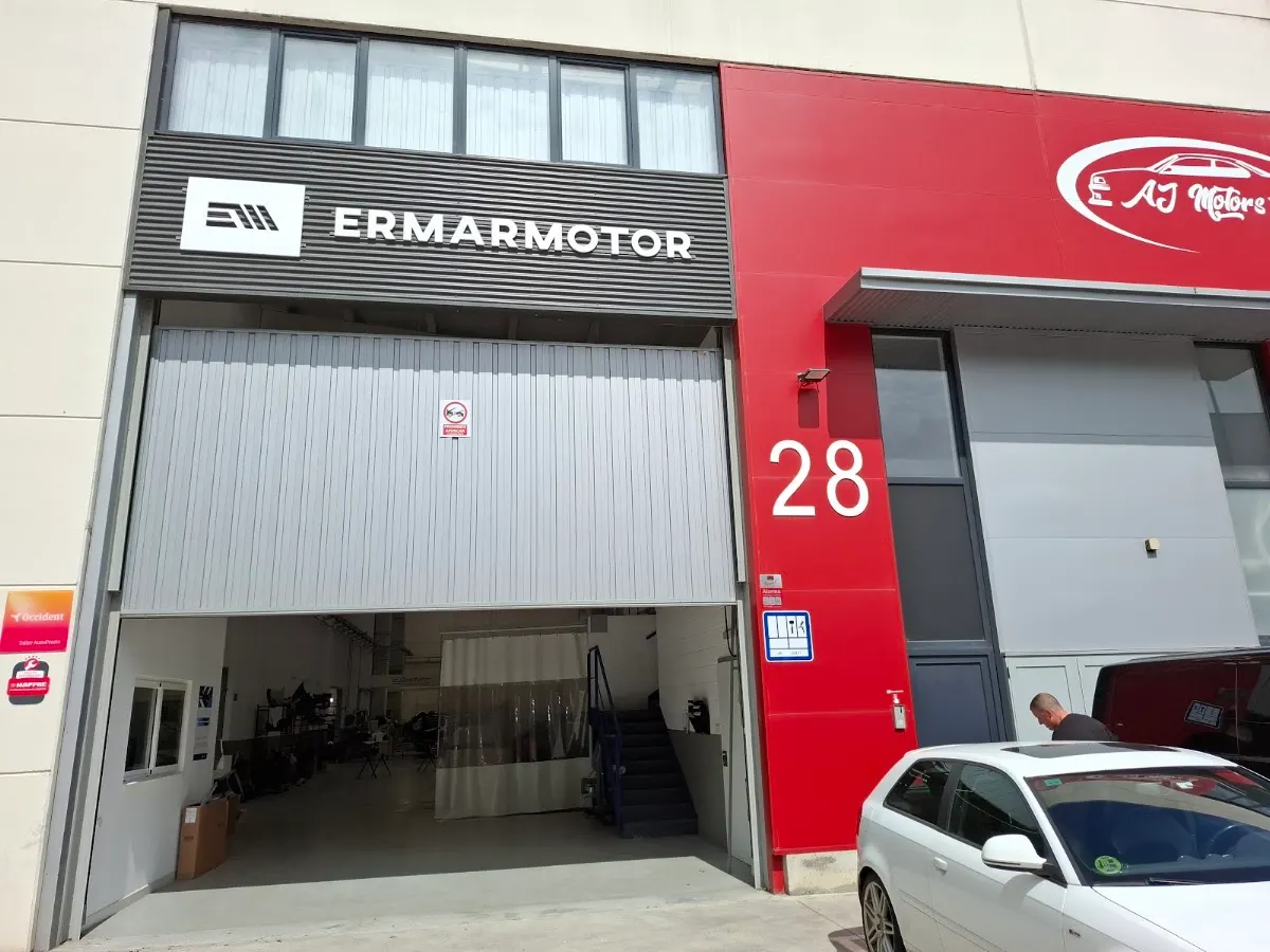 Entrada del taller Ermar Motor en Iurreta