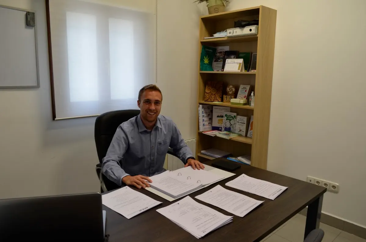 Profesional de Ernetu Psikologia eta Hezkuntza en su despacho
