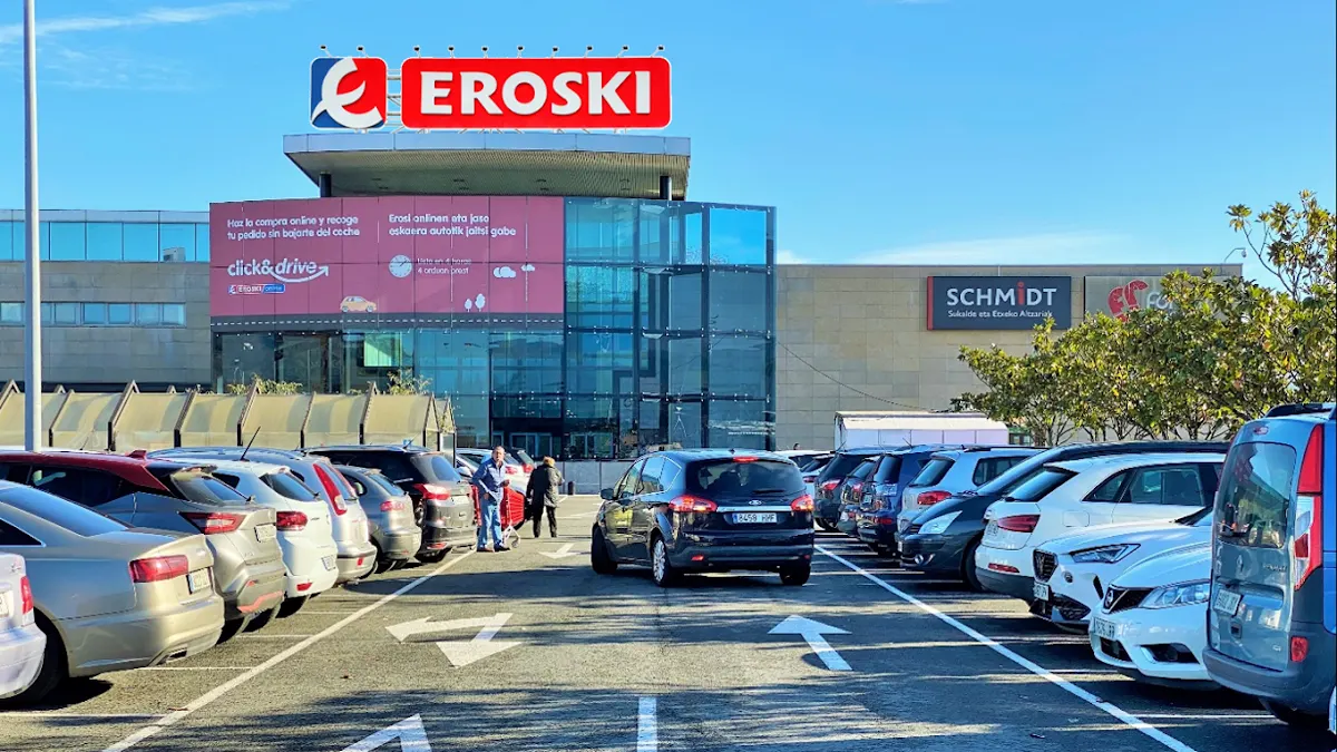 Exterior del hipermercado EROSKI en Abadiño, con aparcamiento frente a la entrada.
