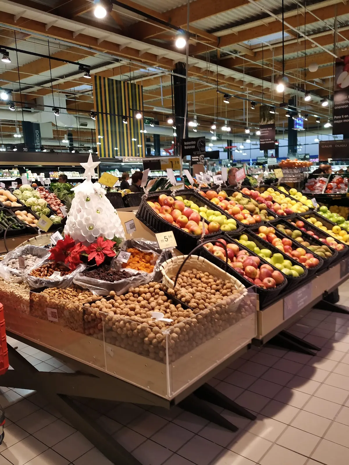 Sección de frutas y verduras de EROSKI.