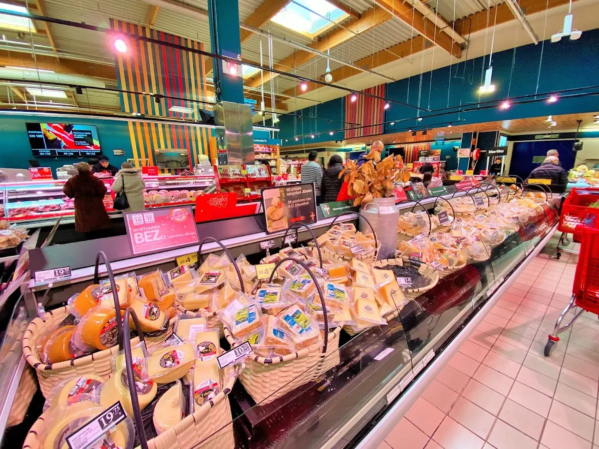 Expositor de productos de alimentación en EROSKI.