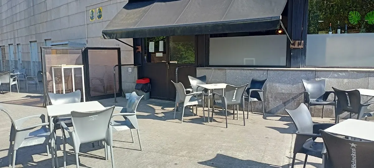 Terraza exterior de Eroski Cafetería con mesas y sillas