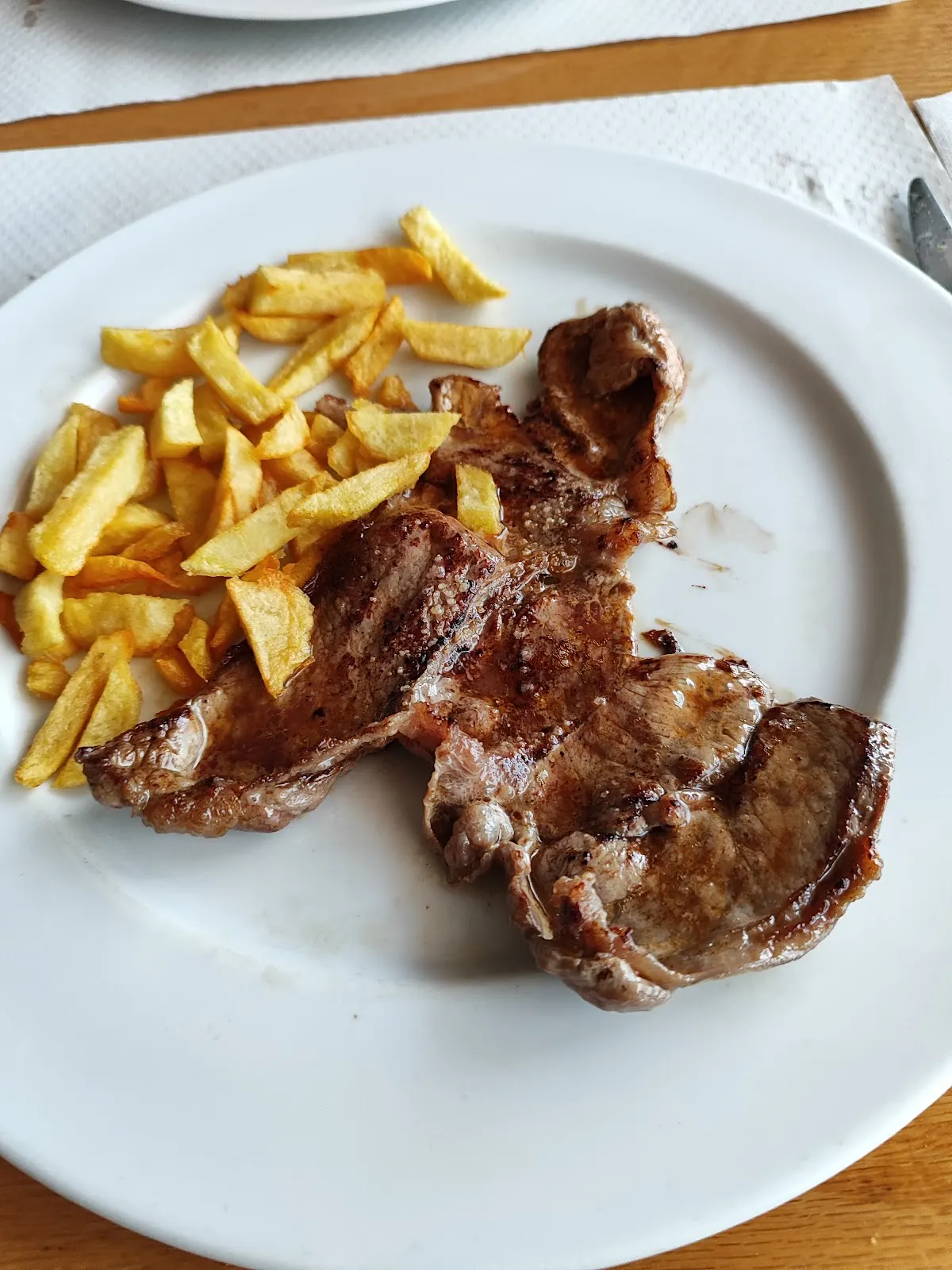 Plato de carne con patatas fritas servido en Eroski Cafetería