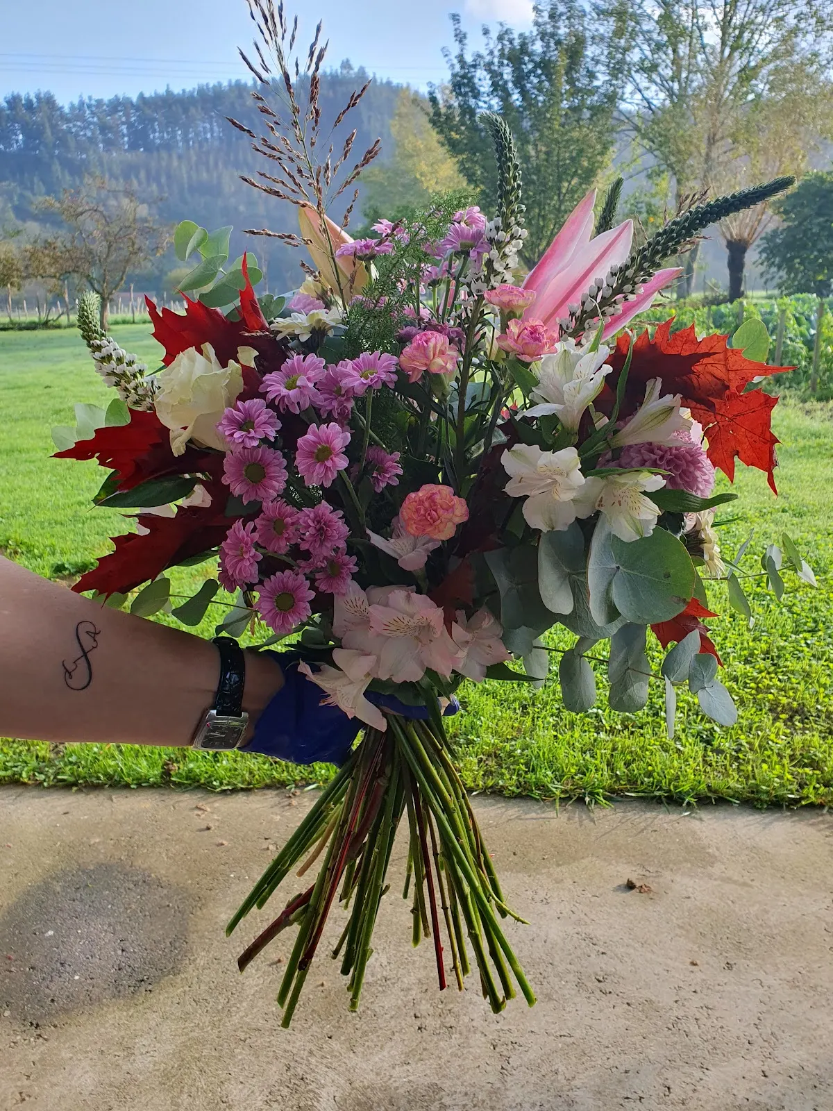 Ramo de flores variadas de ERREKALDEKO LORAK en un jardín