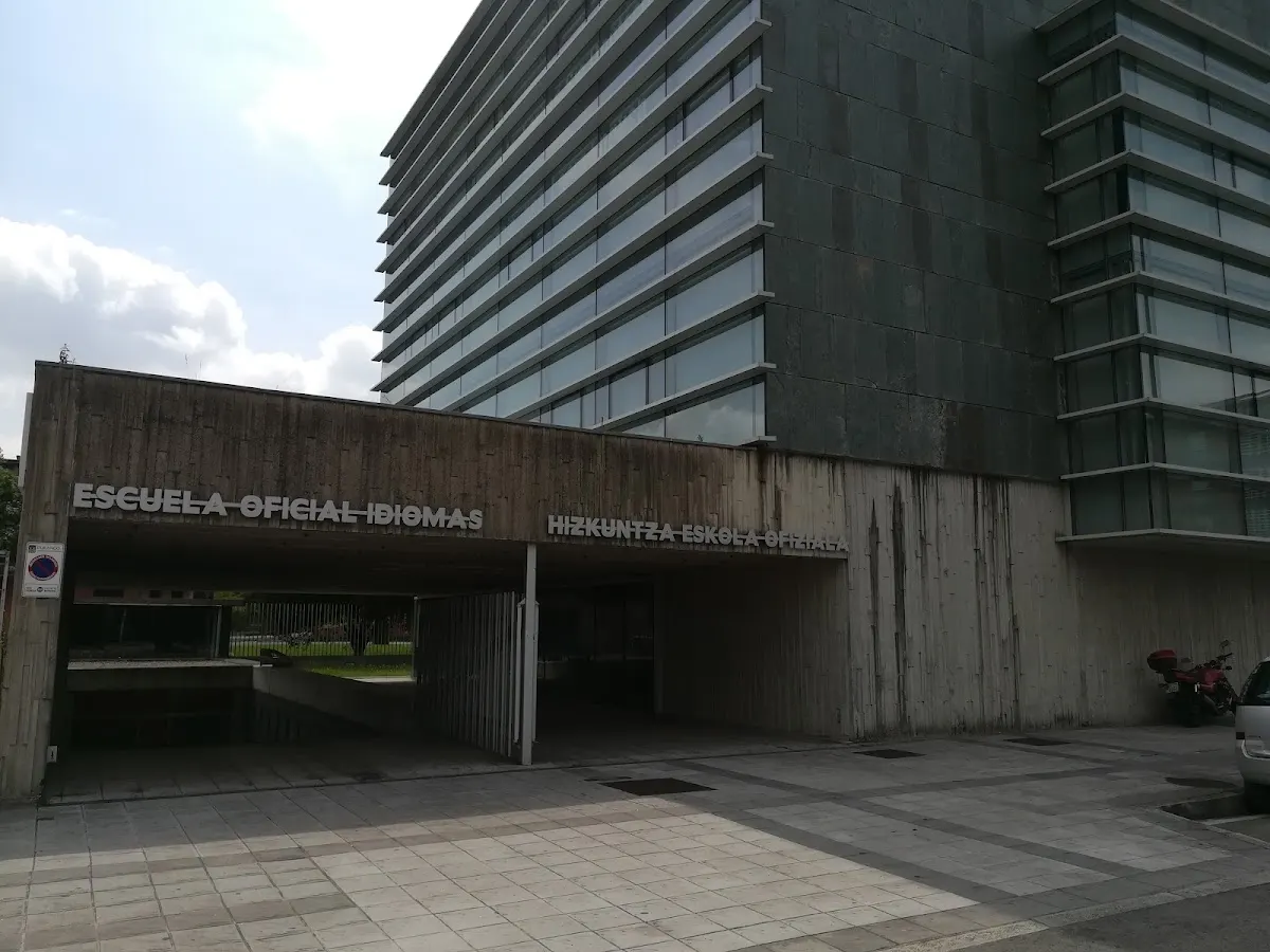 Acceso a la Escuela Oficial de Idiomas de Durango, en un edificio de hormigón y vidrio.