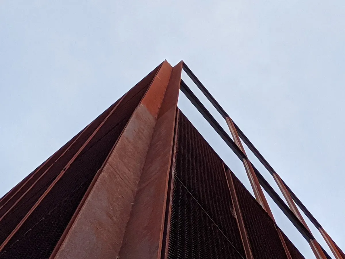 Vista ascendente de la estructura exterior de la Escuela Pública de Música Zubiaur.