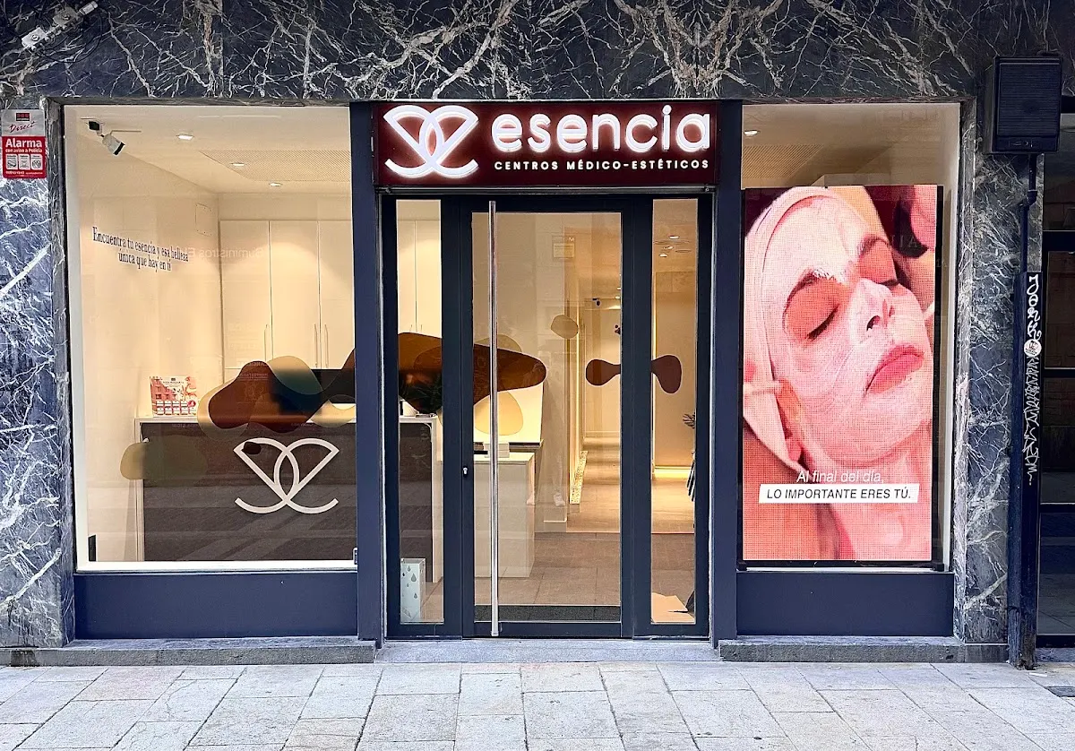 Entrada de Esencia Estética en Durango, con el rótulo del centro y un cartel de tratamientos.