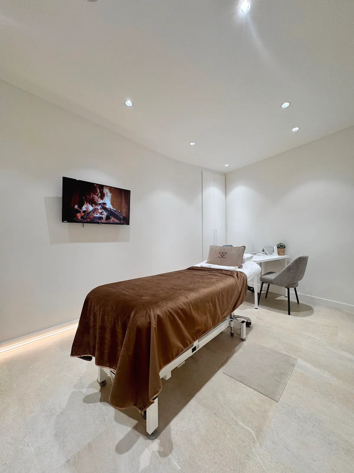 Cabina de tratamiento de Esencia Estética con camilla y mobiliario para atención estética.