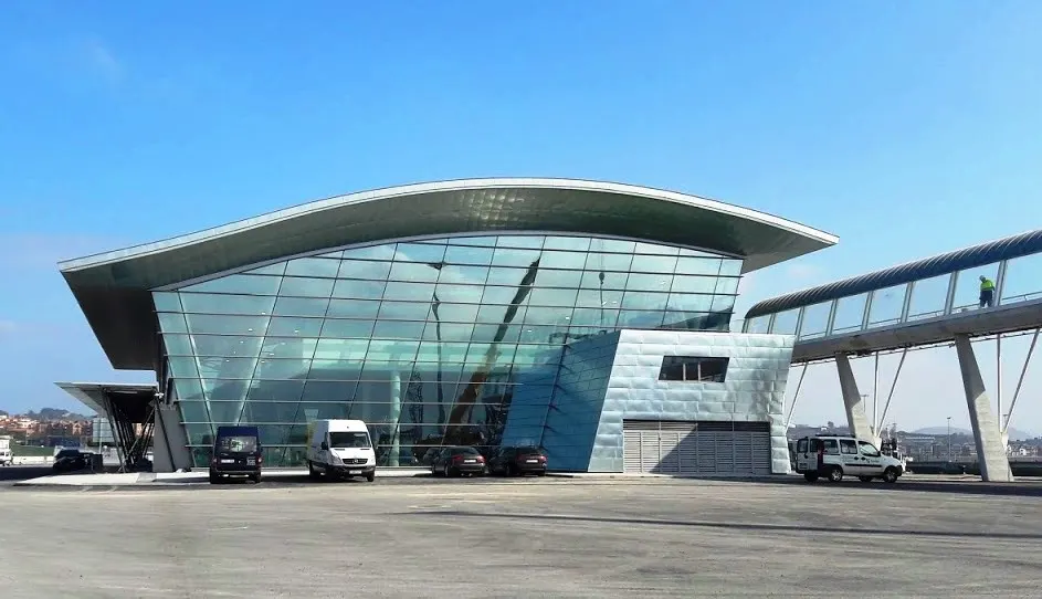 Edificio acristalado de una terminal de cruceros, obra mostrada por URRELAN Arquitectura Técnica