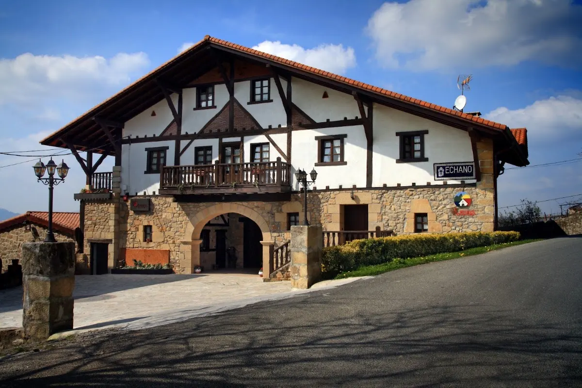 Casa rural Etxano Agroturismo, caserío vasco de piedra y madera en Amorebieta-Etxano