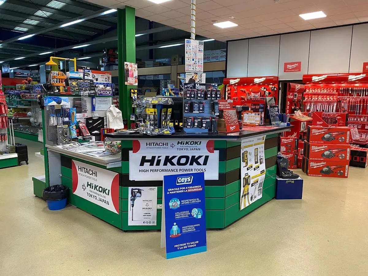 Mostrador y exposición de herramientas de Etxegu, con productos Hikoki.