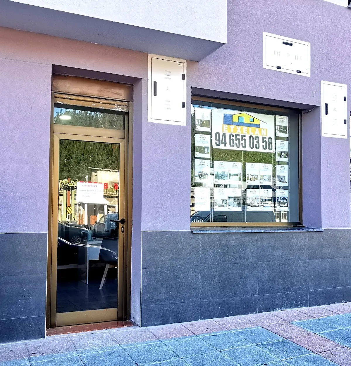 Fachada de la oficina de Etxelan Inmobiliaria en Berriz.