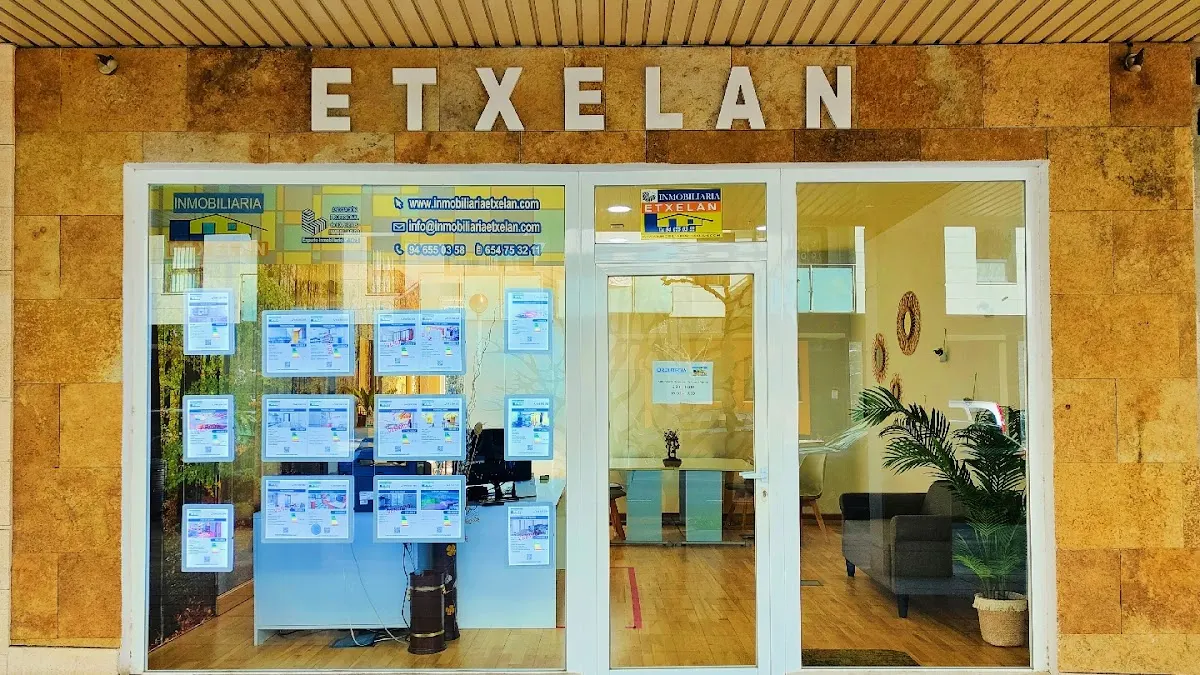 Fachada de la oficina de Etxelan Inmobiliaria en Elorrio