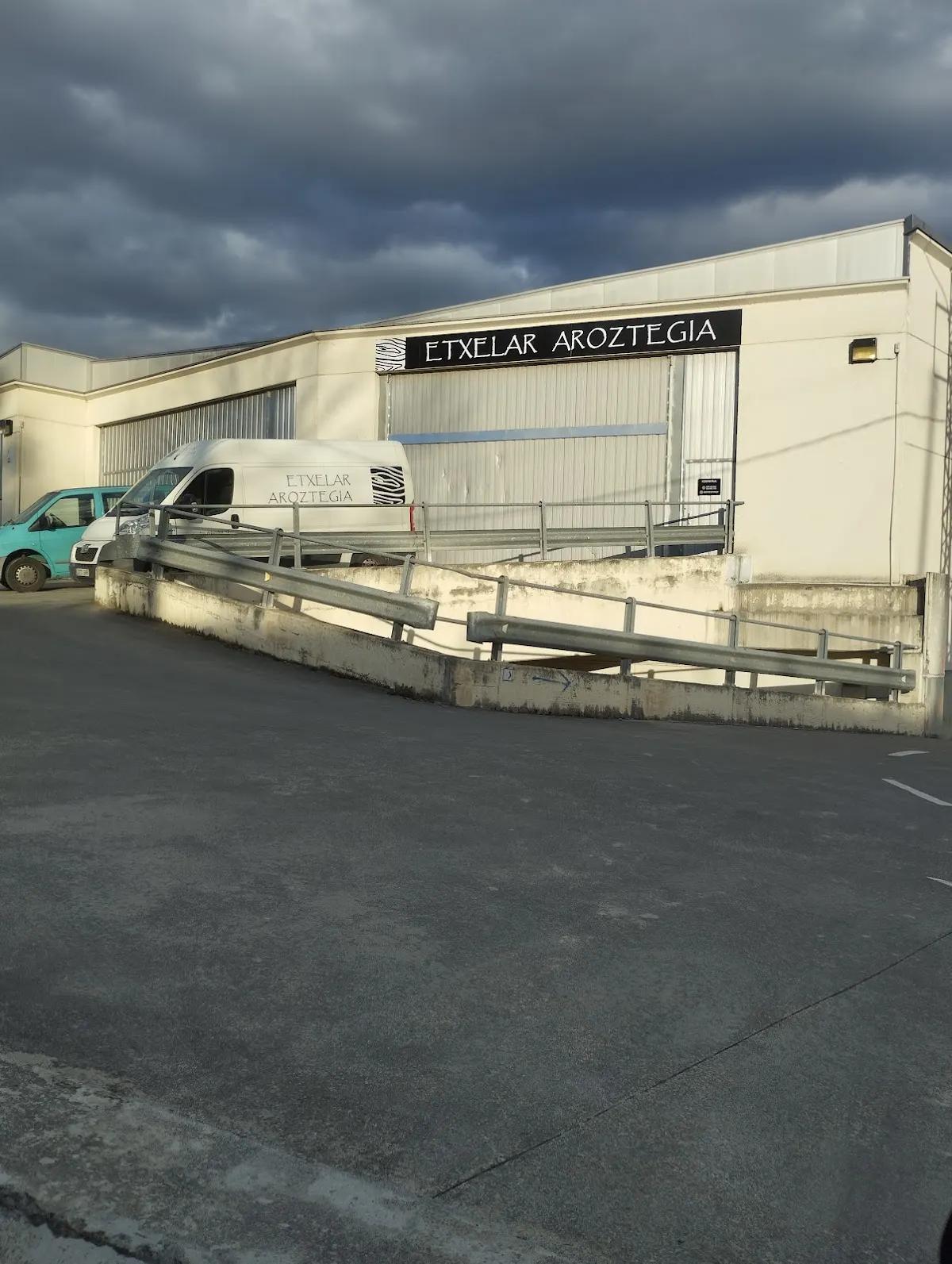 Exterior de las instalaciones de Etxelar Aroztegia en Izurtza, con el rótulo sobre la fachada.