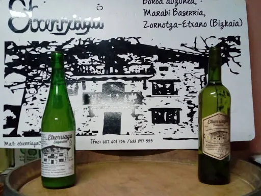 Botellas de sidra y txakoli de Etxerriaga Sagardotegia