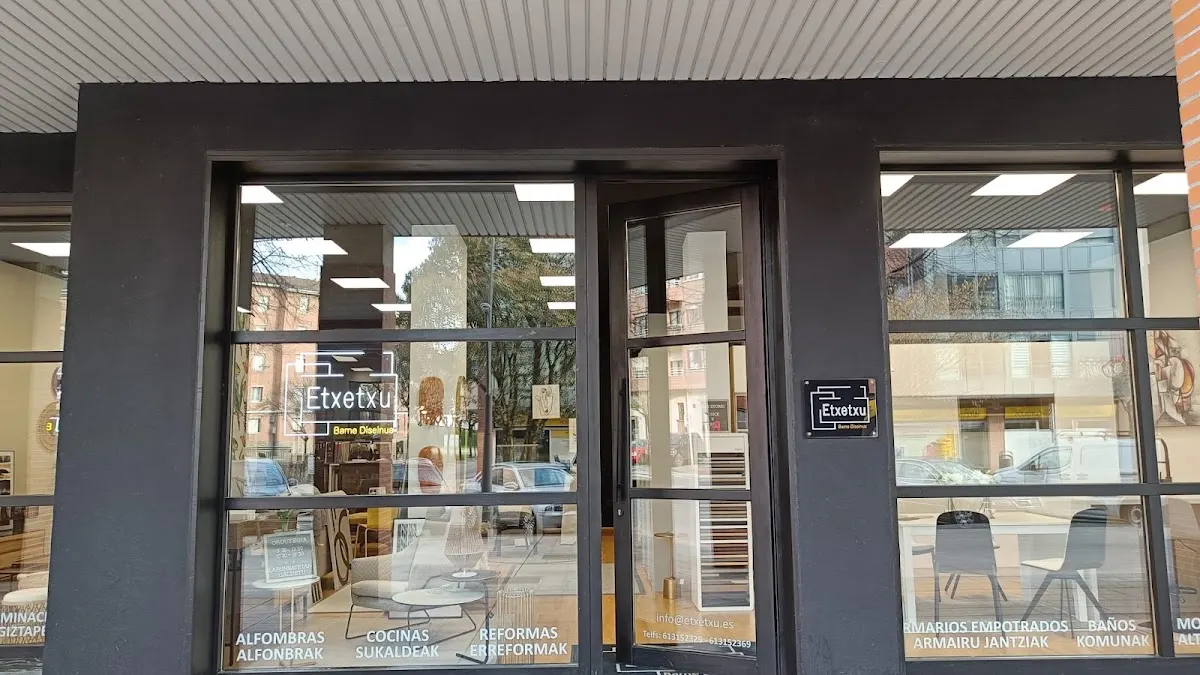 Fachada acristalada de Etxetxu Barne Diseinua en Amorebieta-Etxano