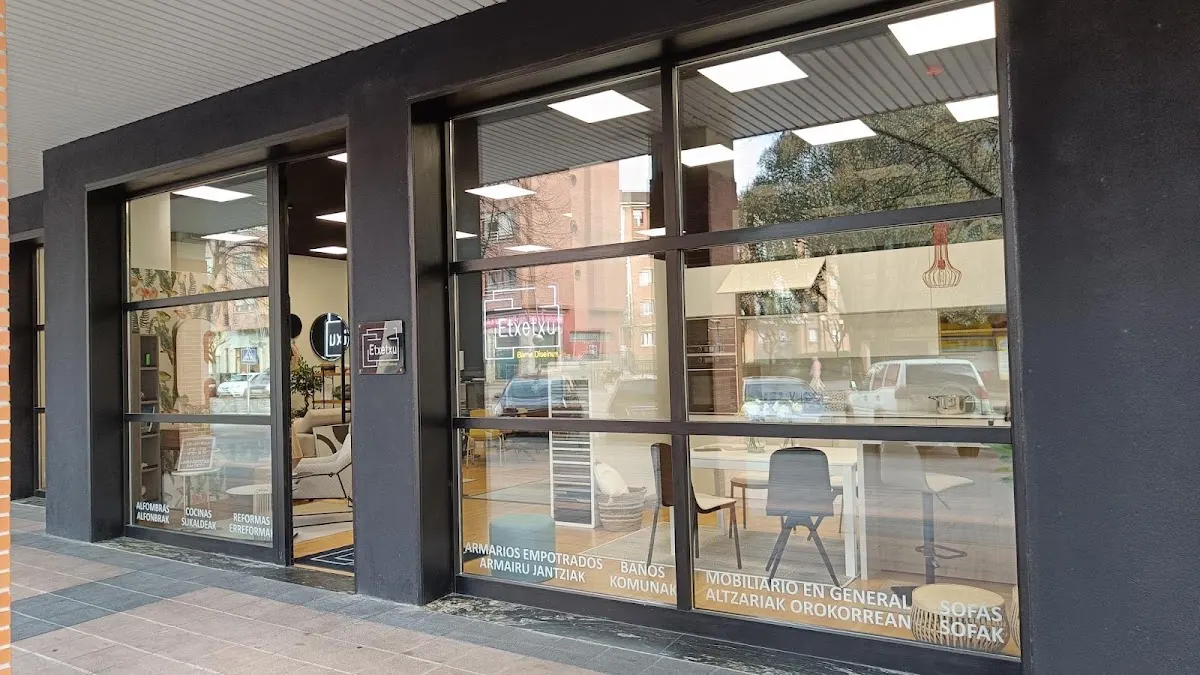 Escaparate de Etxetxu Barne Diseinua con mobiliario y ambientes de interiorismo