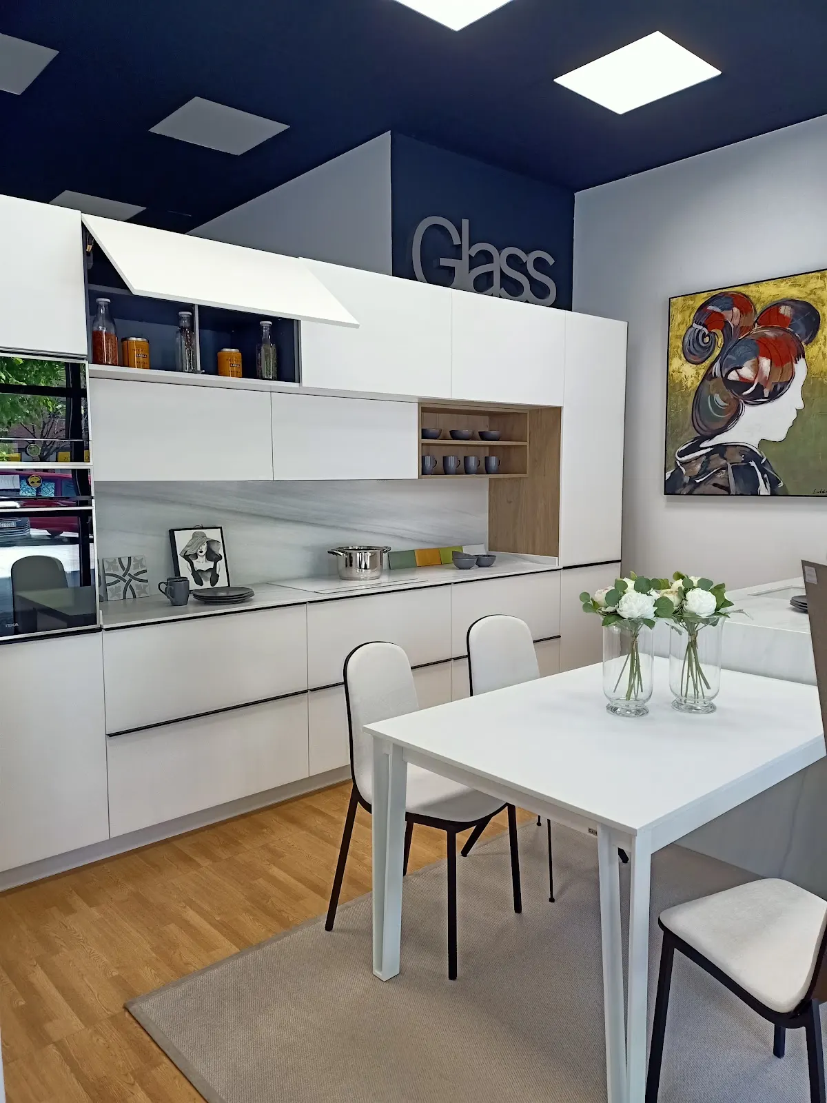 Cocina blanca y comedor expuestos en Etxetxu Barne Diseinua