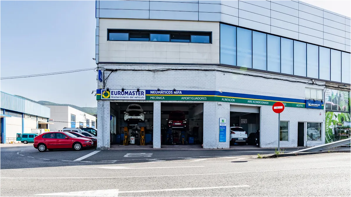 Fachada del taller Euromaster Autoservicios Nifa 2 en Mallabia.