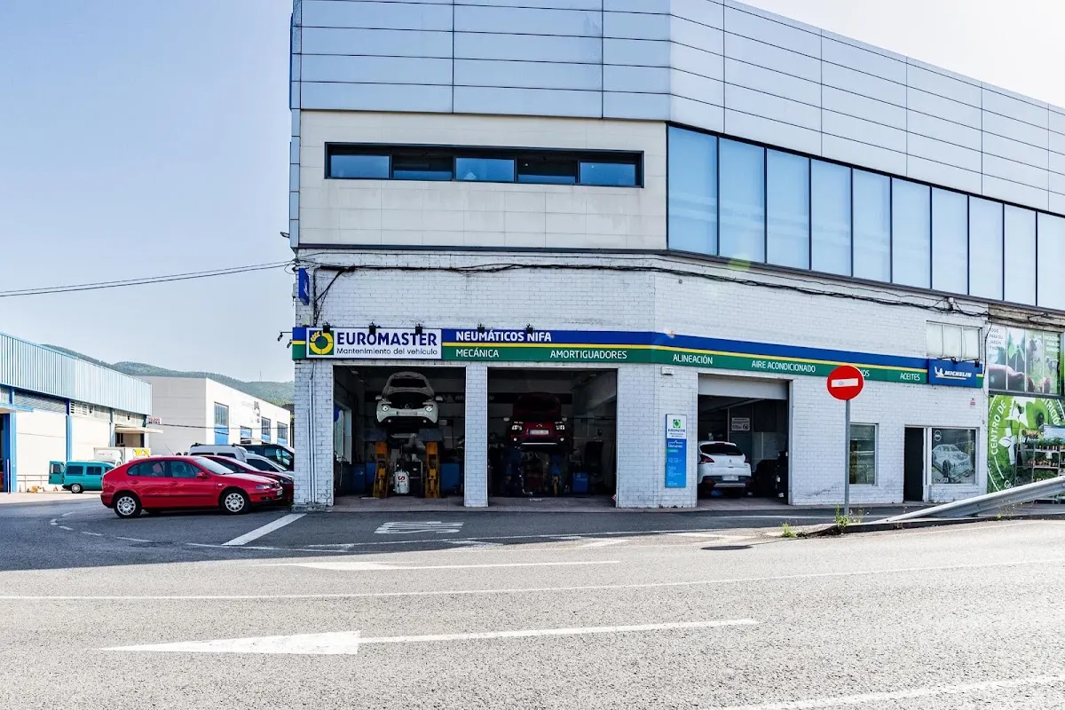 Fachada de Euromaster Autoservicios Nifa 2 con vehículos en el exterior.