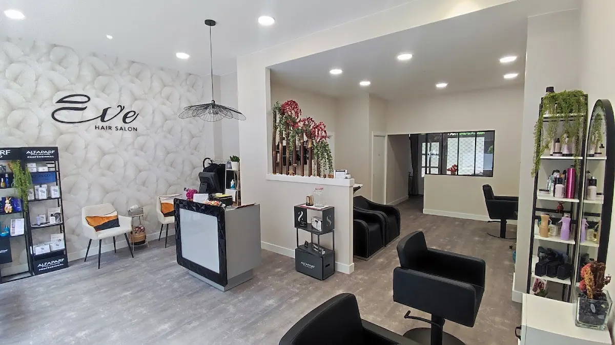 Interior de Eve Hair Salon en Durango, con recepción y puestos de peluquería.