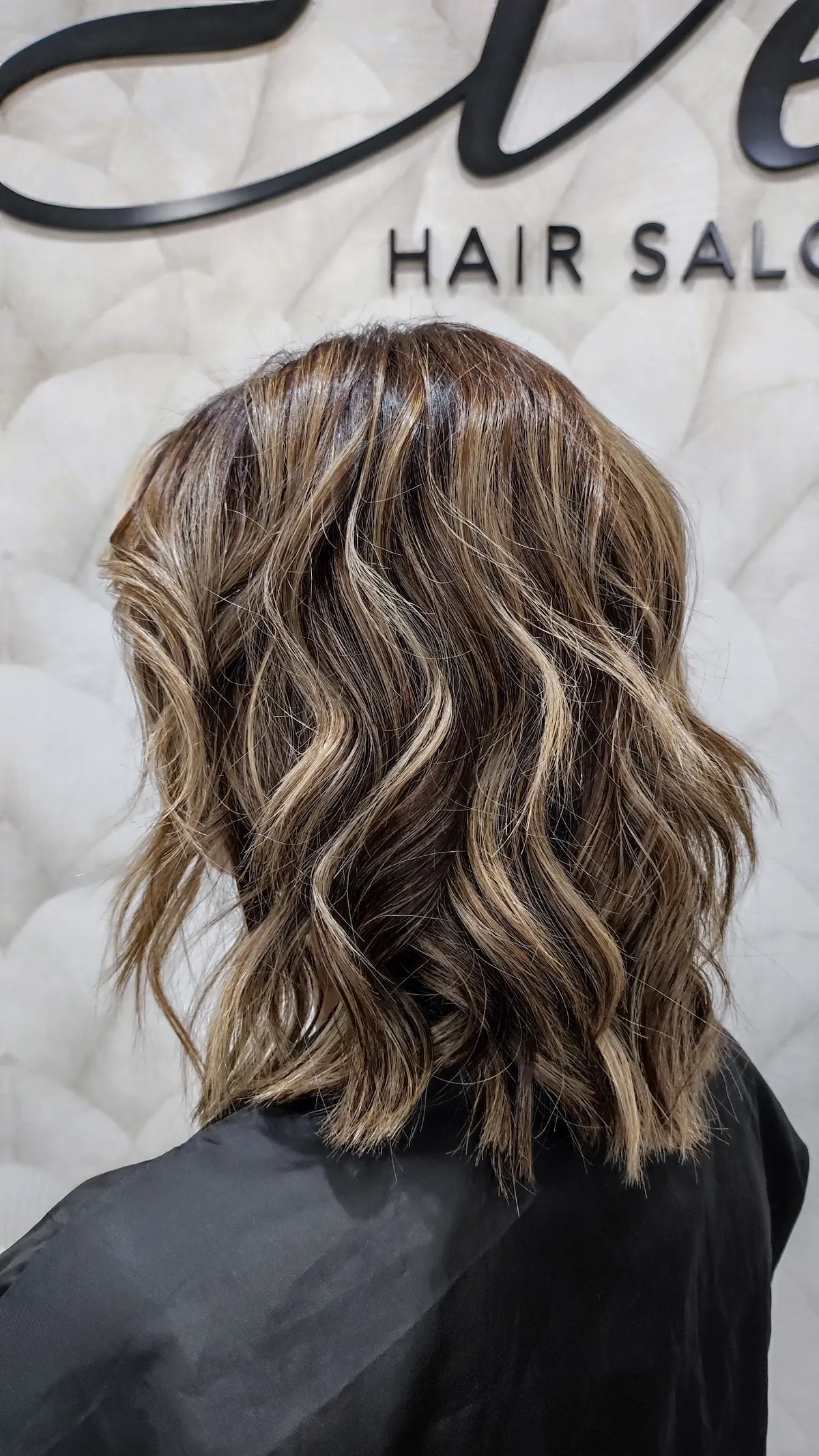 Resultado de un peinado con ondas y mechas en Eve Hair Salon.