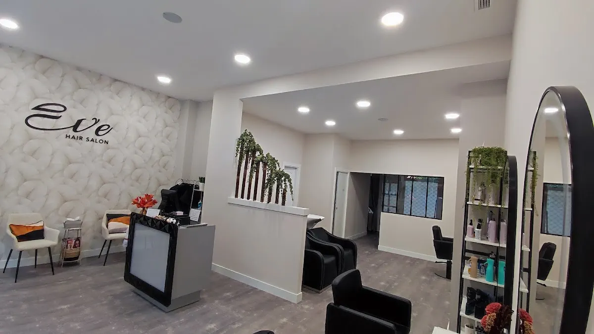 Vista del interior de Eve Hair Salon, con sillones y espejos.