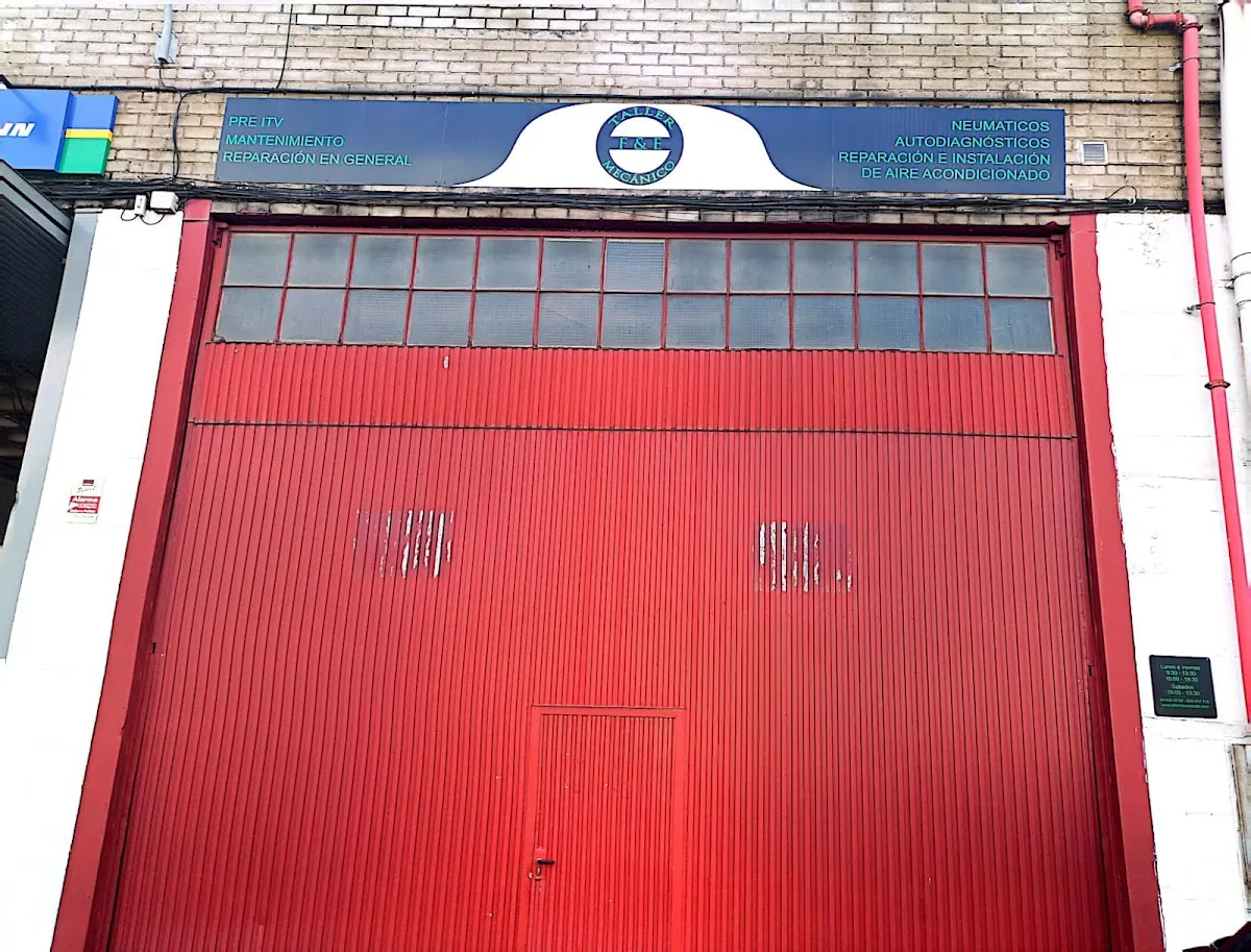 Fachada de F&F Soluciones Electromecánicas S.L. con el portón rojo del taller en Iurreta.