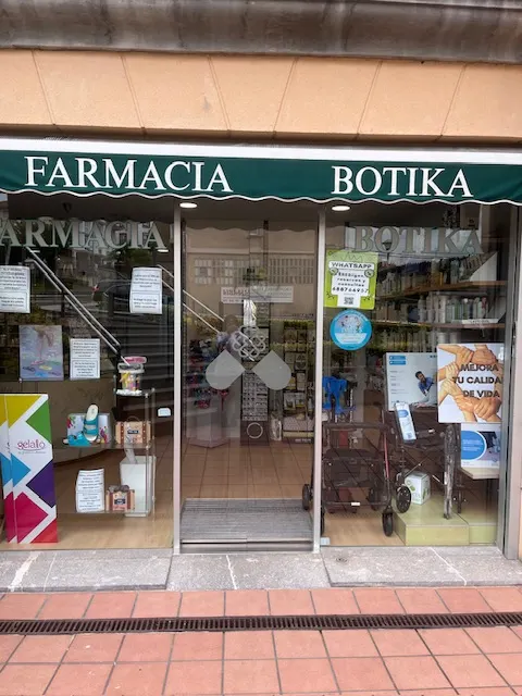 Entrada de Farmacia Arronategui, con el rótulo Farmacia Botika.