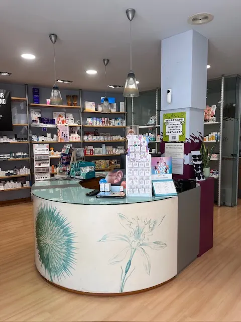 Mostrador y estanterías del interior de Farmacia Arronategui.