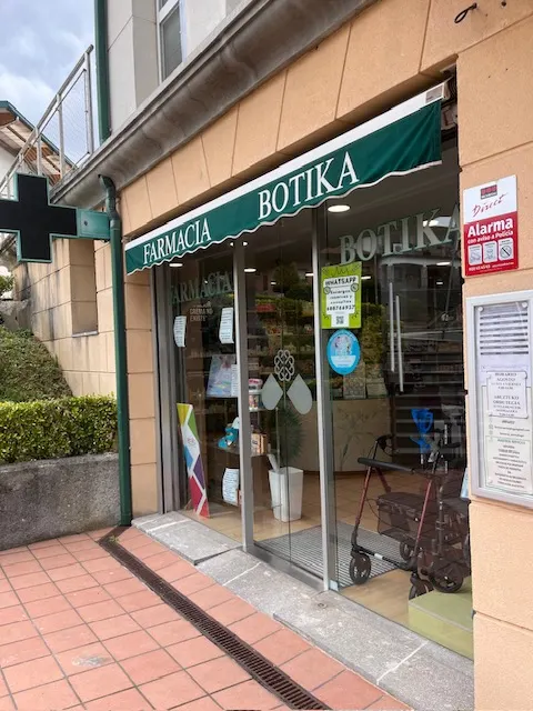 Fachada y acceso de Farmacia Arronategui en Mallabia.