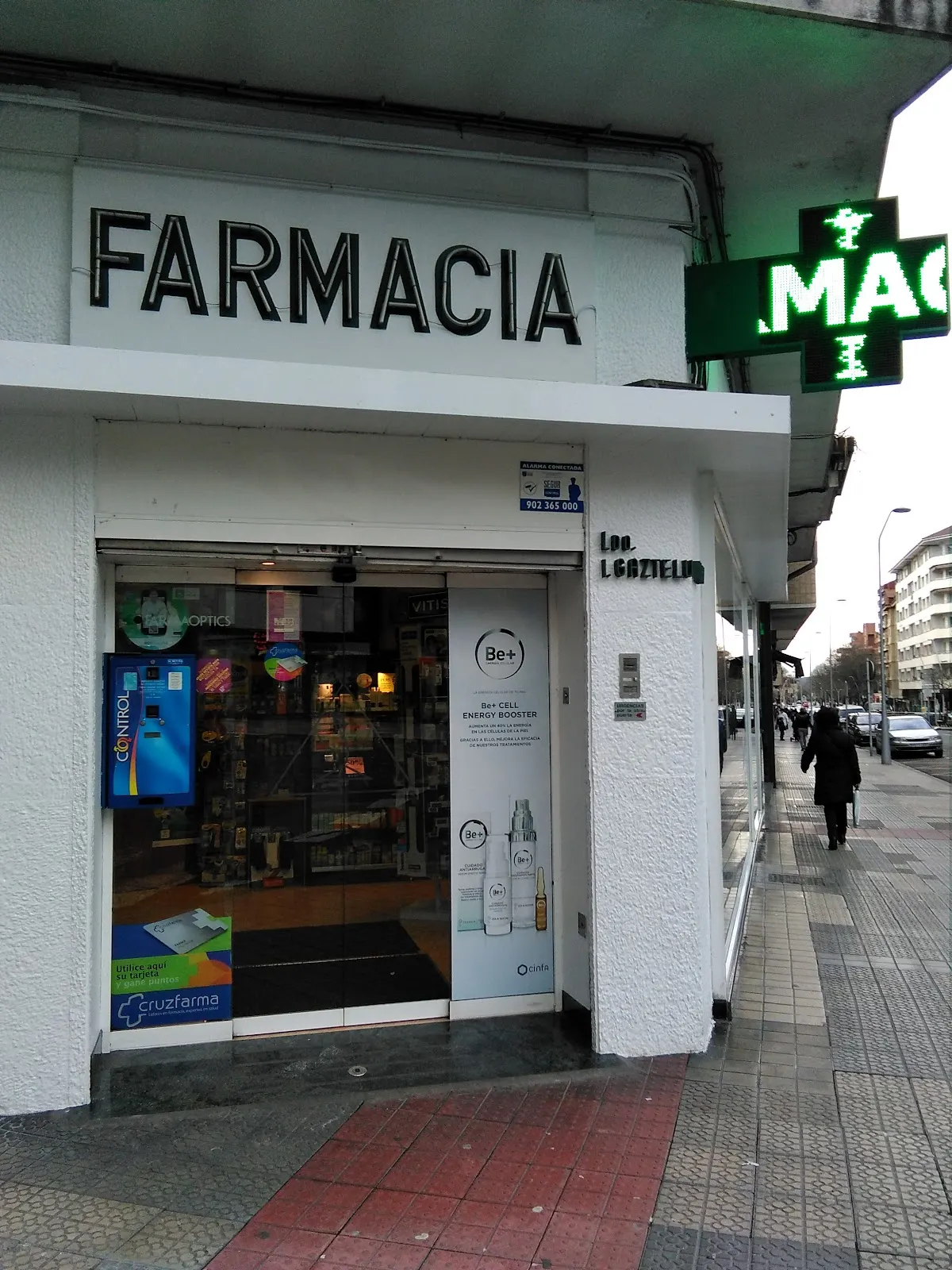 Entrada de la Farmacia Gaztelumendi en Durango, con el rótulo de farmacia y el acceso al local.