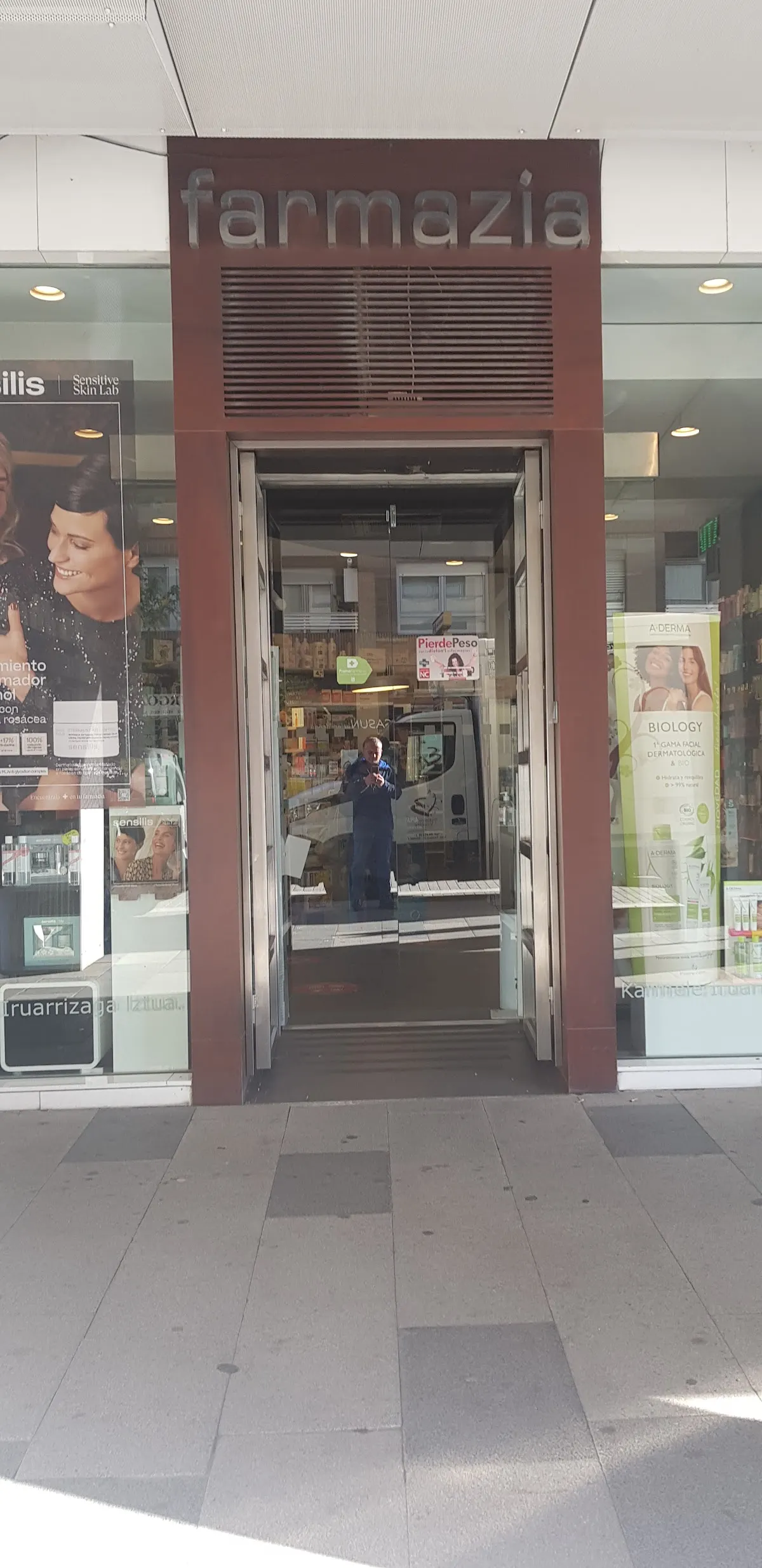 Entrada de Farmacia Iruarrizaga Inchausti en Amorebieta-Etxano