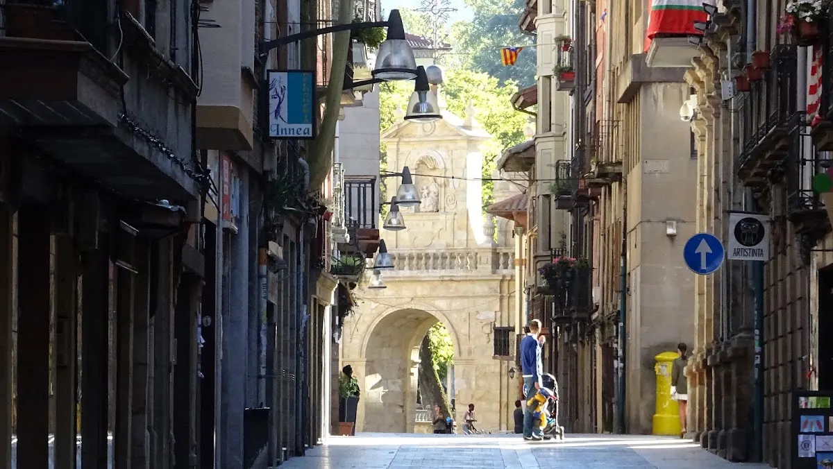 Calle del casco urbano de Durango con edificios y un arco de piedra al fondo.