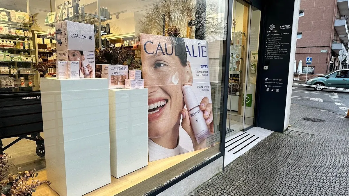 Escaparate de Farmacia Ortopedia Matiena con productos de farmacia y cosmética Caudalie.