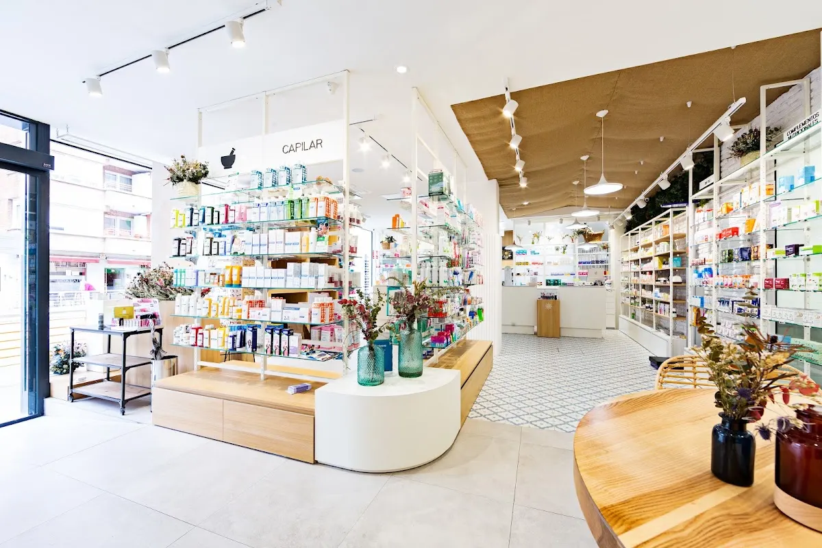 Interior de Farmacia Ortopedia Matiena con estanterías de productos y mostrador.
