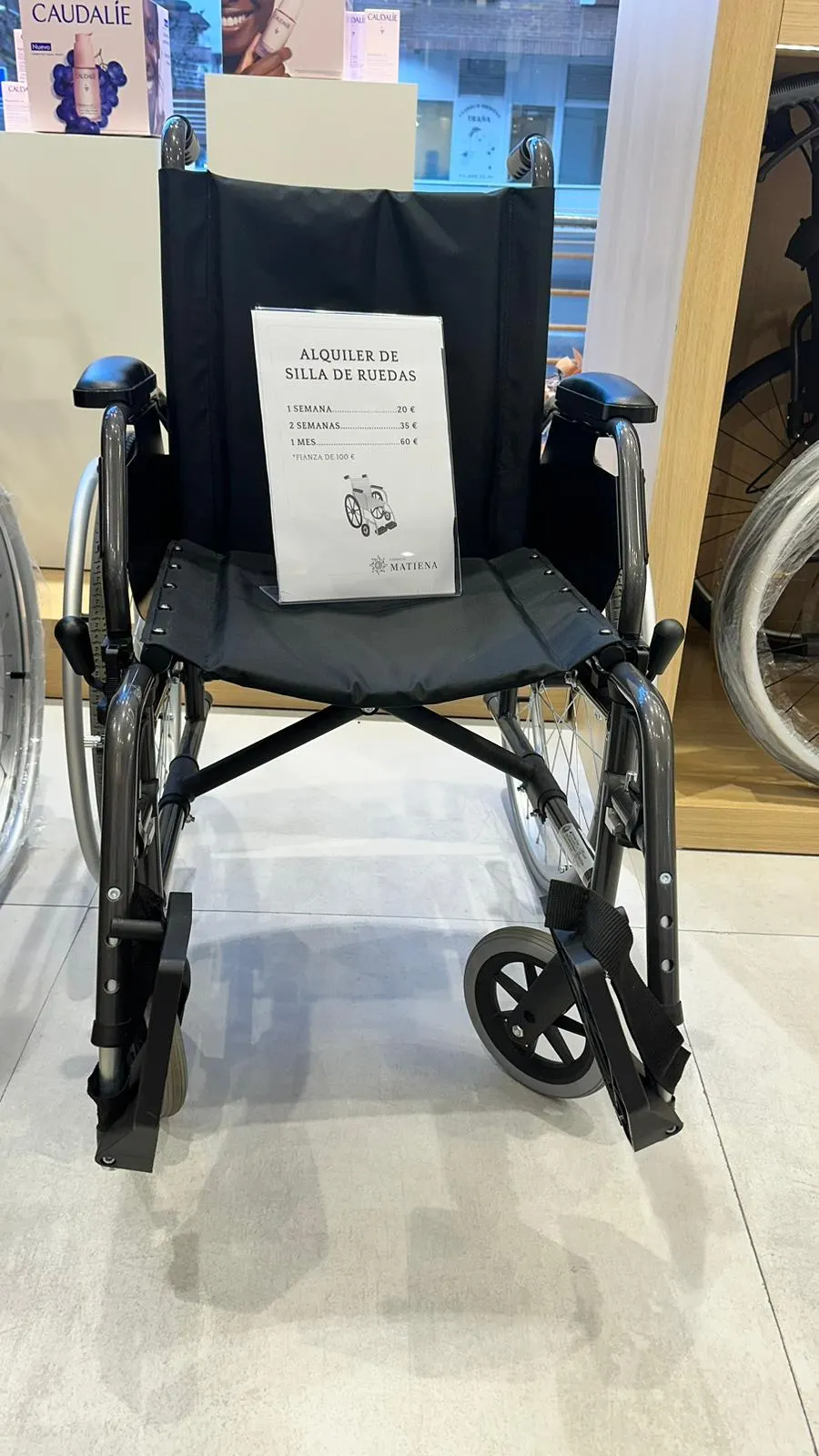Silla de ruedas expuesta en Farmacia Ortopedia Matiena.