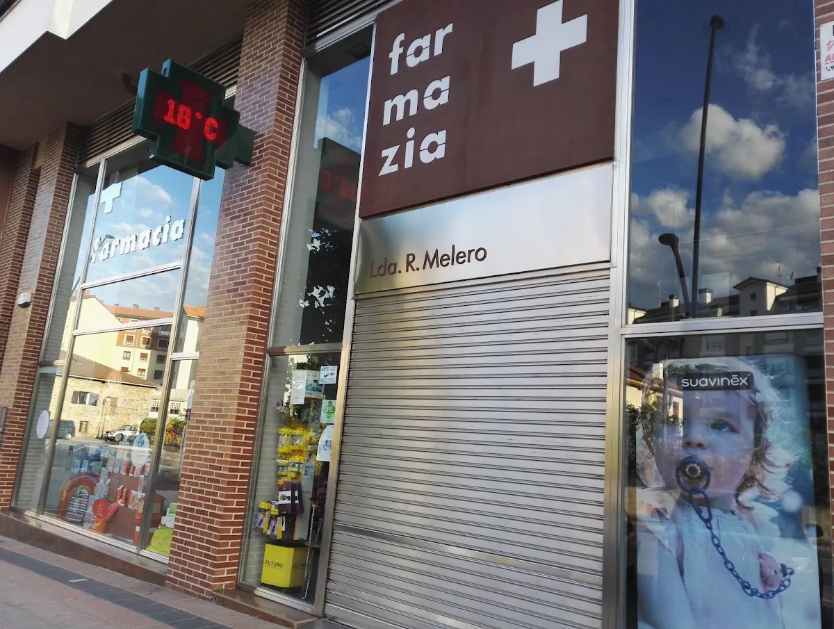 Fachada de la Farmacia Rosa Melero García en Amorebieta-Etxano, con la persiana parcialmente bajada.
